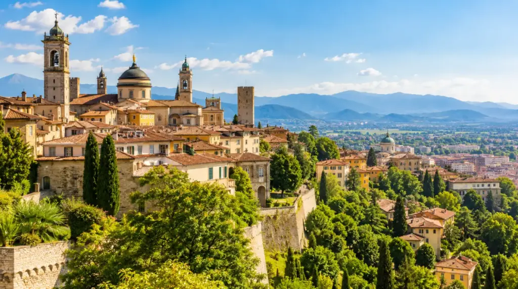 Yaz aylarında Bergamo'nun yukarısındaki tarihi Città Alta