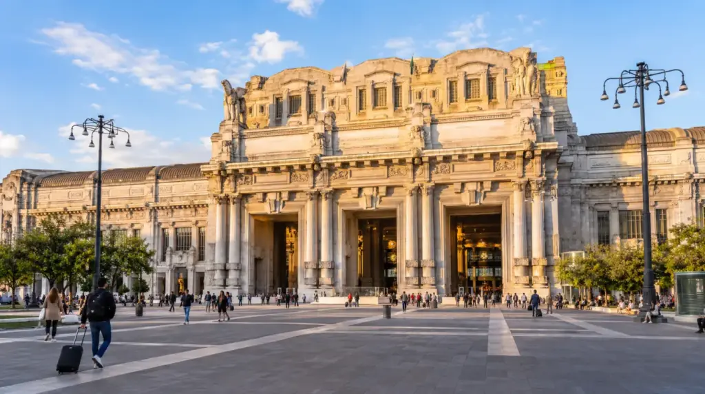 Πρόσοψη του σιδηροδρομικού σταθμού Milano Centrale